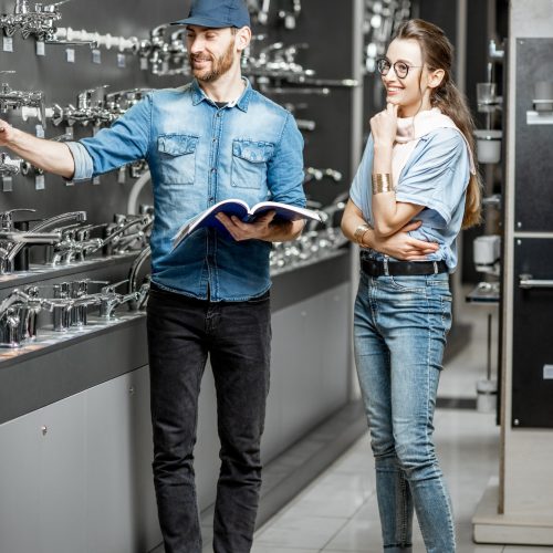 woman-with-salesman-in-the-plumbing-shop